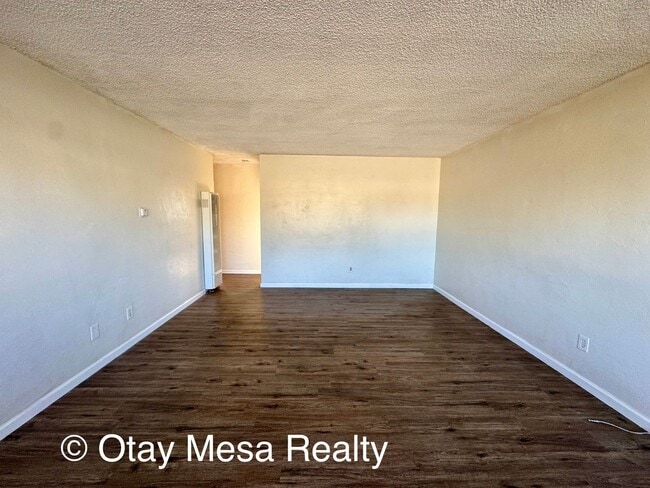 Building Photo - Charming 2-Bedroom Home with Expansive Out...