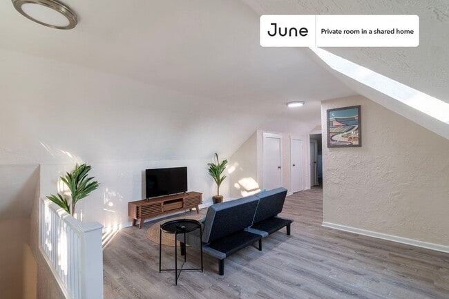 Foto del edificio - Room in Shared 6 bed/2 bath home