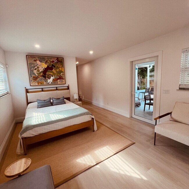 Foto del edificio - Stunning FULLY FURNISHED 3/2.5 entire hous...