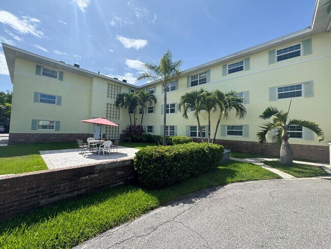 Foto del edificio - 2BR 2BA CONDO LOCATED CLOSE TO PORT CANAVERAL