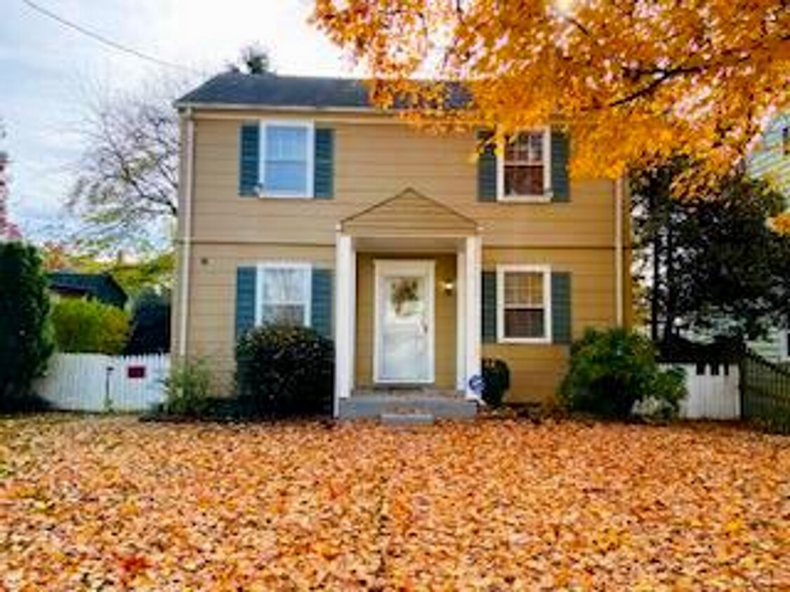 Foto principal - Cute Colonial with Nice Backyard Less than...