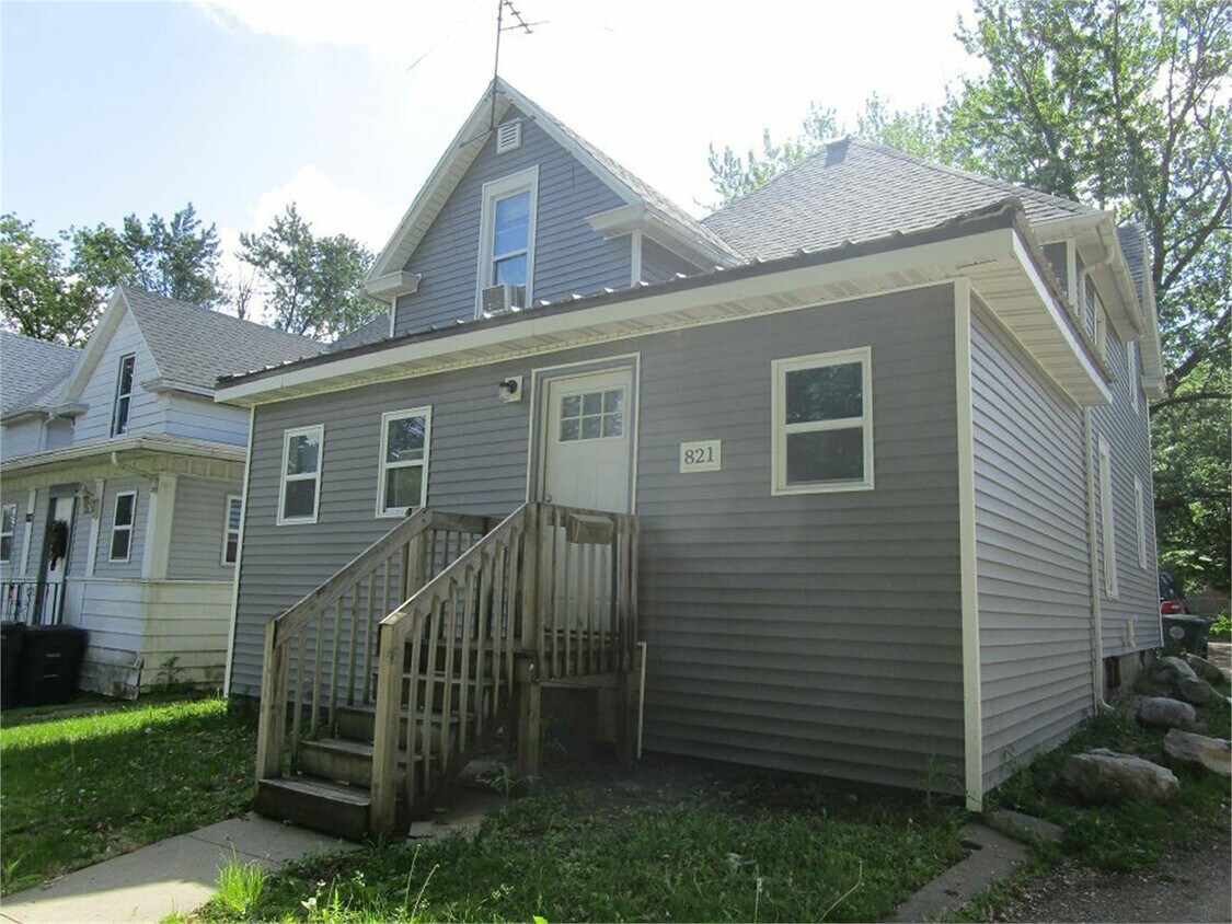Primary Photo - 821 W 1st St