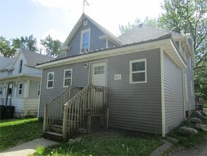 Building Photo - 821 W 1st St