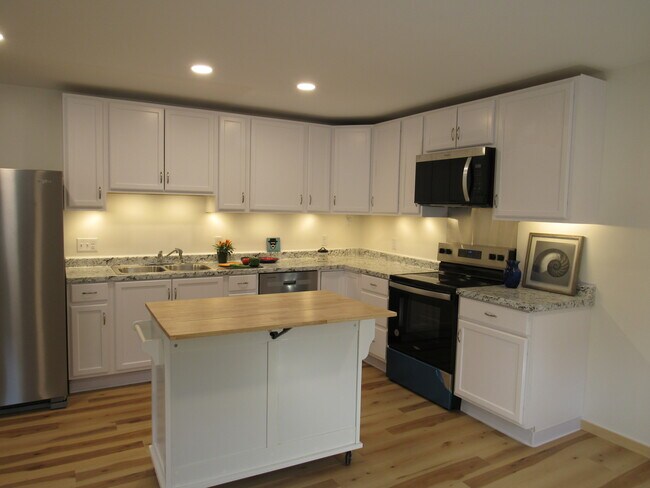 ALL NEW range, fredige, freezer with icemaker, dishwasher, microwave - 57 River Rd