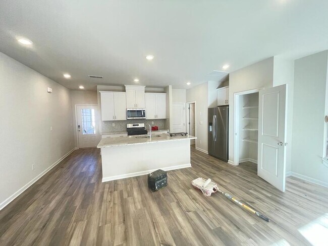 Building Photo - 373 Timberland Ave