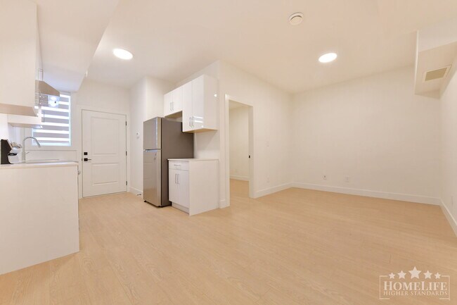 Photo du bâtiment - Brand New 2 Bedroom + Den Basement Suite in Desirable South Surrey