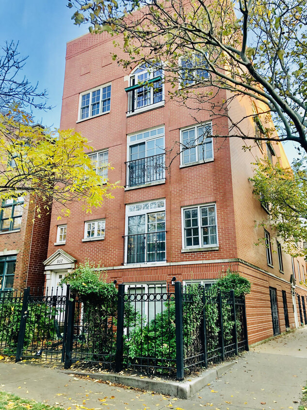 Primary Photo - 2855 N Mildred Ave