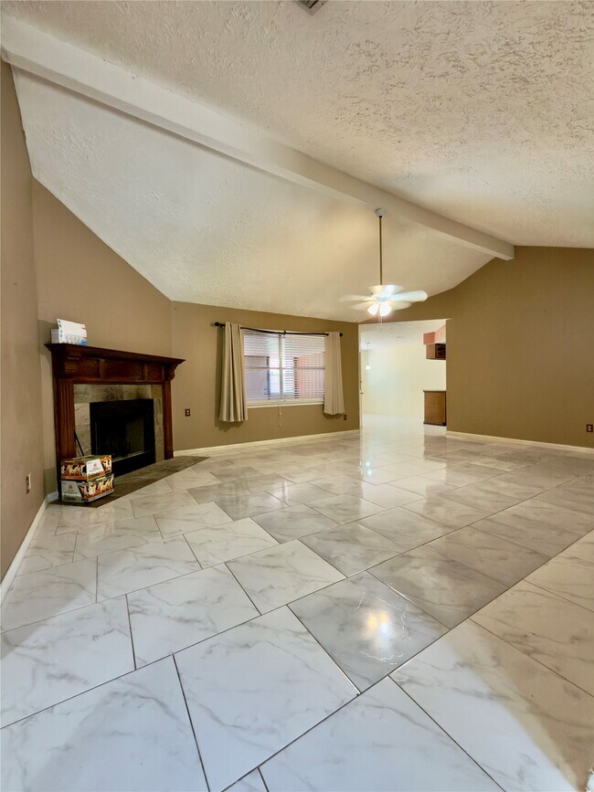 Foto del edificio - 23115 Bright Star Rd