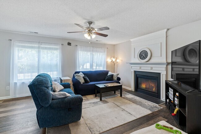 Foto del edificio - Corner lot 3 bed 2.5 bath with large fenced yard in Grove Park!