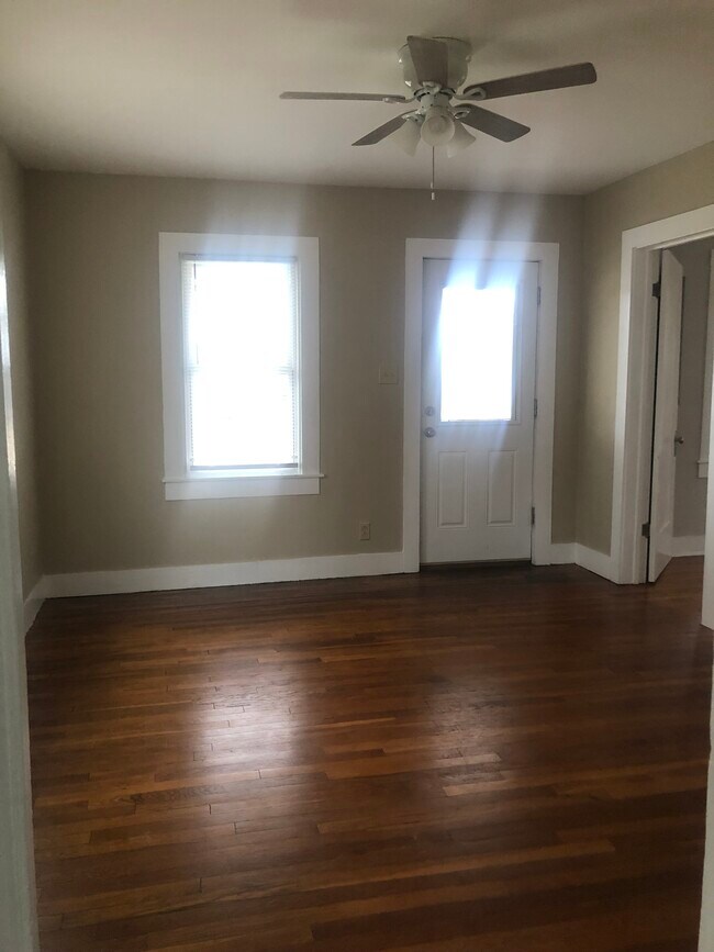 Living - 809 W Williams St