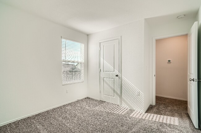 Building Photo - 2712 Shimsham Dr