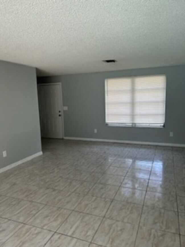 Building Photo - Large  3 bedroom, 2 bath pool home.