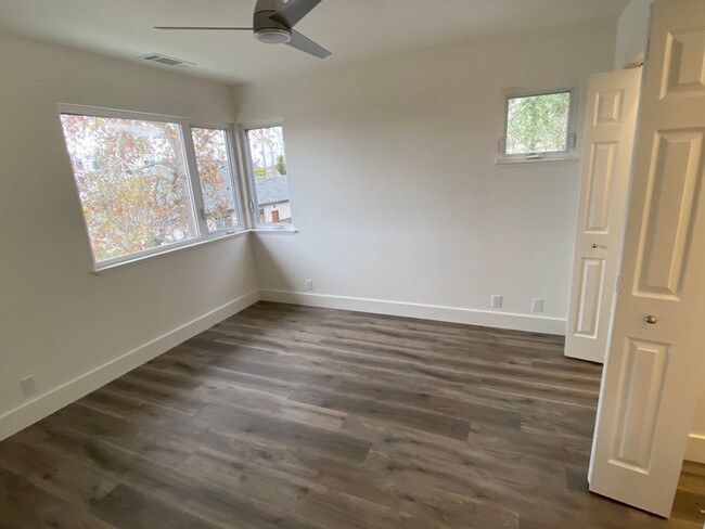 Building Photo - Newly Remodeled 2 Bedroom 1 1/2 Bath. Priv...