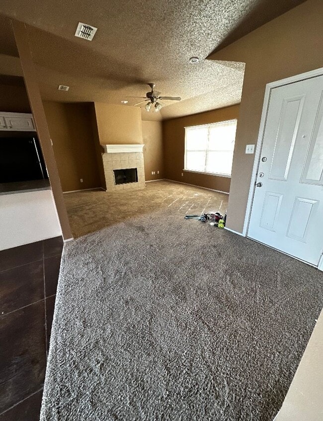 Building Photo - Incredible 3 bedroom, 2 bath