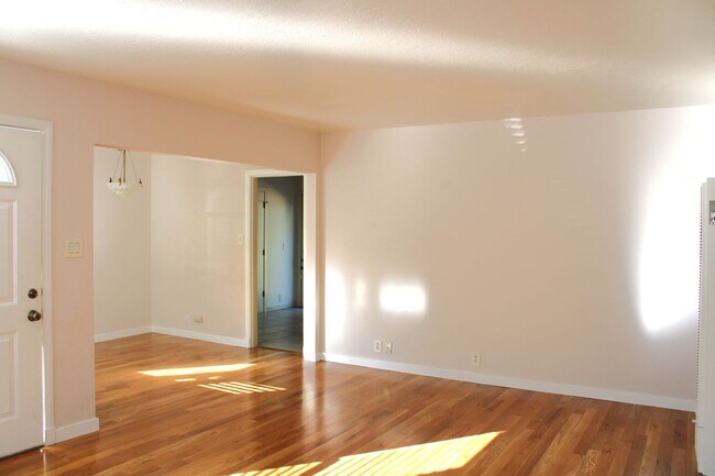 Building Photo - Charming 3 bed 1 Bath Home in Great Santa ...