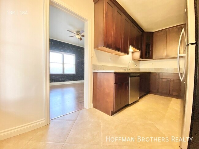 Foto del edificio - 800 N Las Palmas Ave