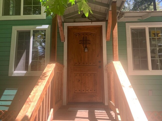 Building Photo - 390 Redwood Dr