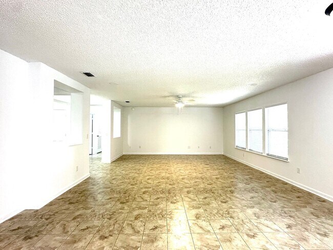 Building Photo - Close to Shopping, Restaurants, Schools & Beach!