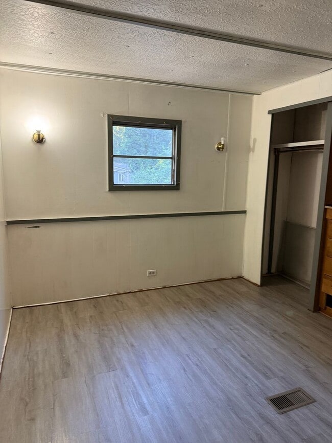 Foto del edificio - 3 Bedroom on large lot