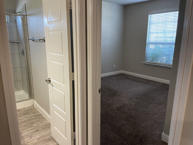 Building Photo - 281 Giddings Trl