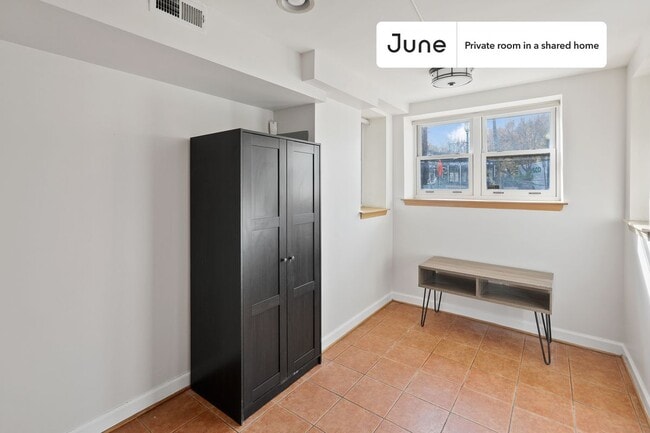 Building Photo - Room in Shared 3 bed/2.5 bath home