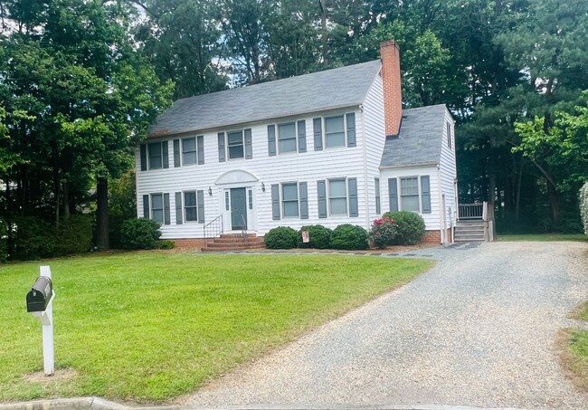 Building Photo - Gorgeous 4bdrm/2.5bth Colonial Convenientl...