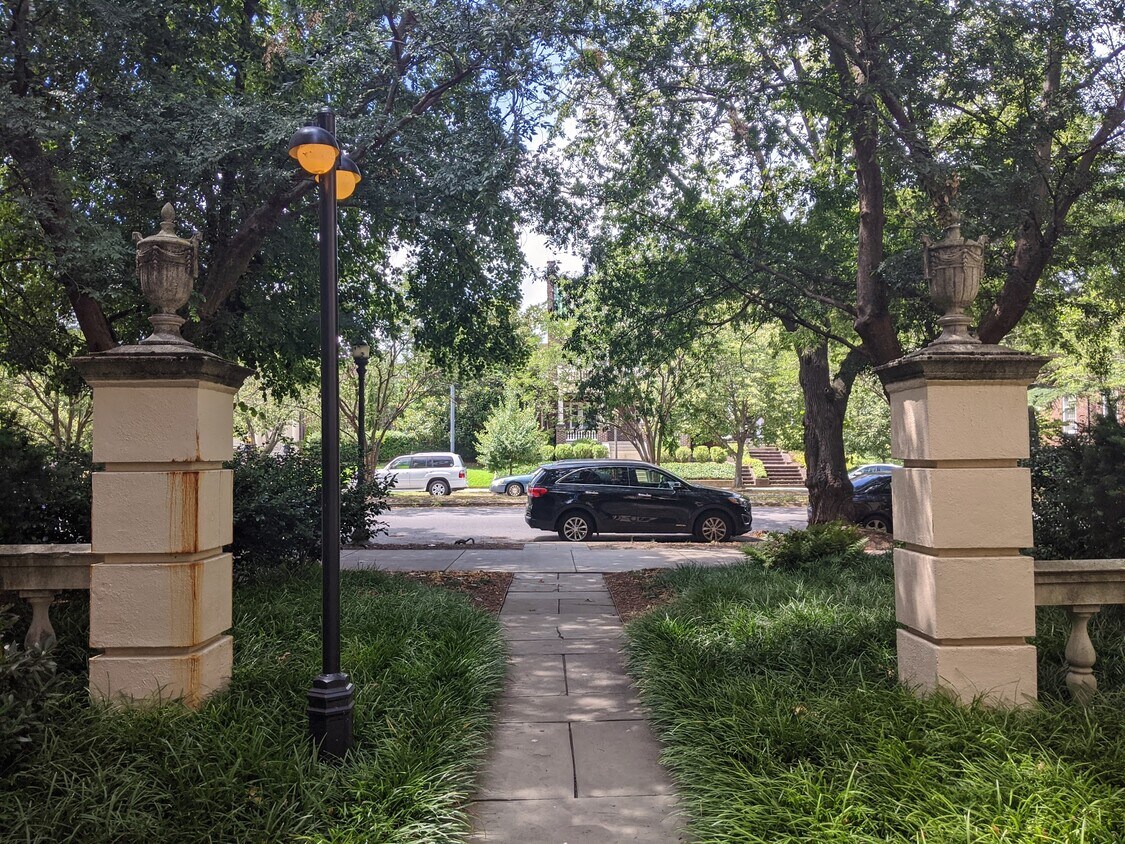 513 N Arthur Ashe Blvd Unit 14, Richmond, VA 23220 Condo for Rent in