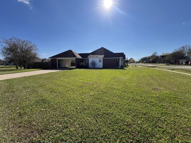 Foto del edificio - Corner-Lot Comfort in Zachary! — Spacious 3BR Home in Ravenwood Subdivision