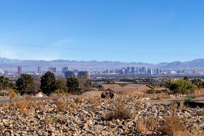 Building Photo - Stunning 3 Bedroom Condo in Summerlin!