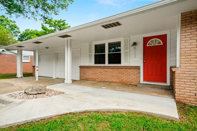Building Photo - 912 W Bel Air Dr
