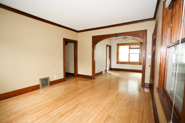 Building Photo - 210 Cross St