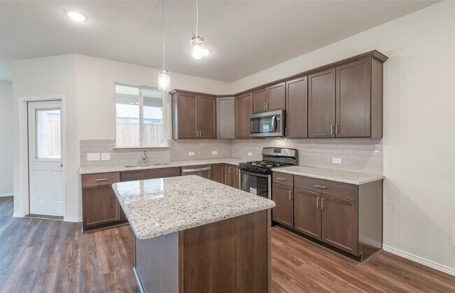 Foto del edificio - Move-In Ready 4-Bedroom Home with Ideal Lo...