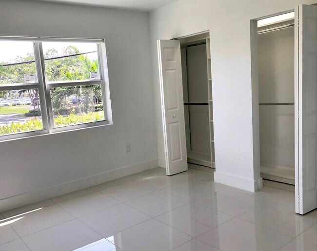 Foto del edificio - 9700 W Bay Harbor Dr