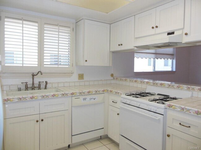 Foto del edificio - 18550 Hatteras St