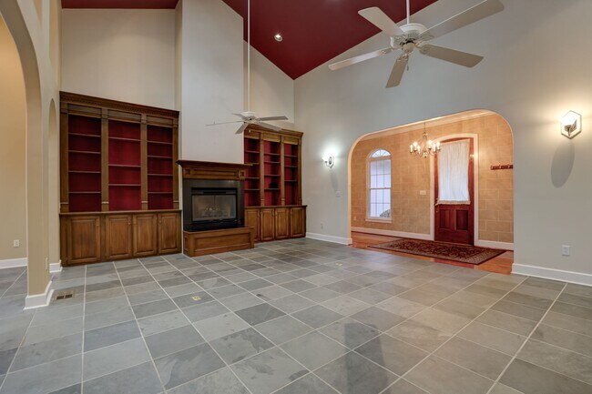 Foto del edificio - 5-bedroom, 4-bathroom in Rock Creek subdiv...