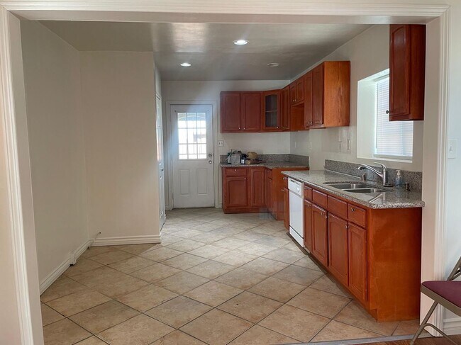 Foto del edificio - 44624 Cedar Ave