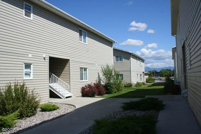 Entre los edificios en el patio - Southbend Apartments