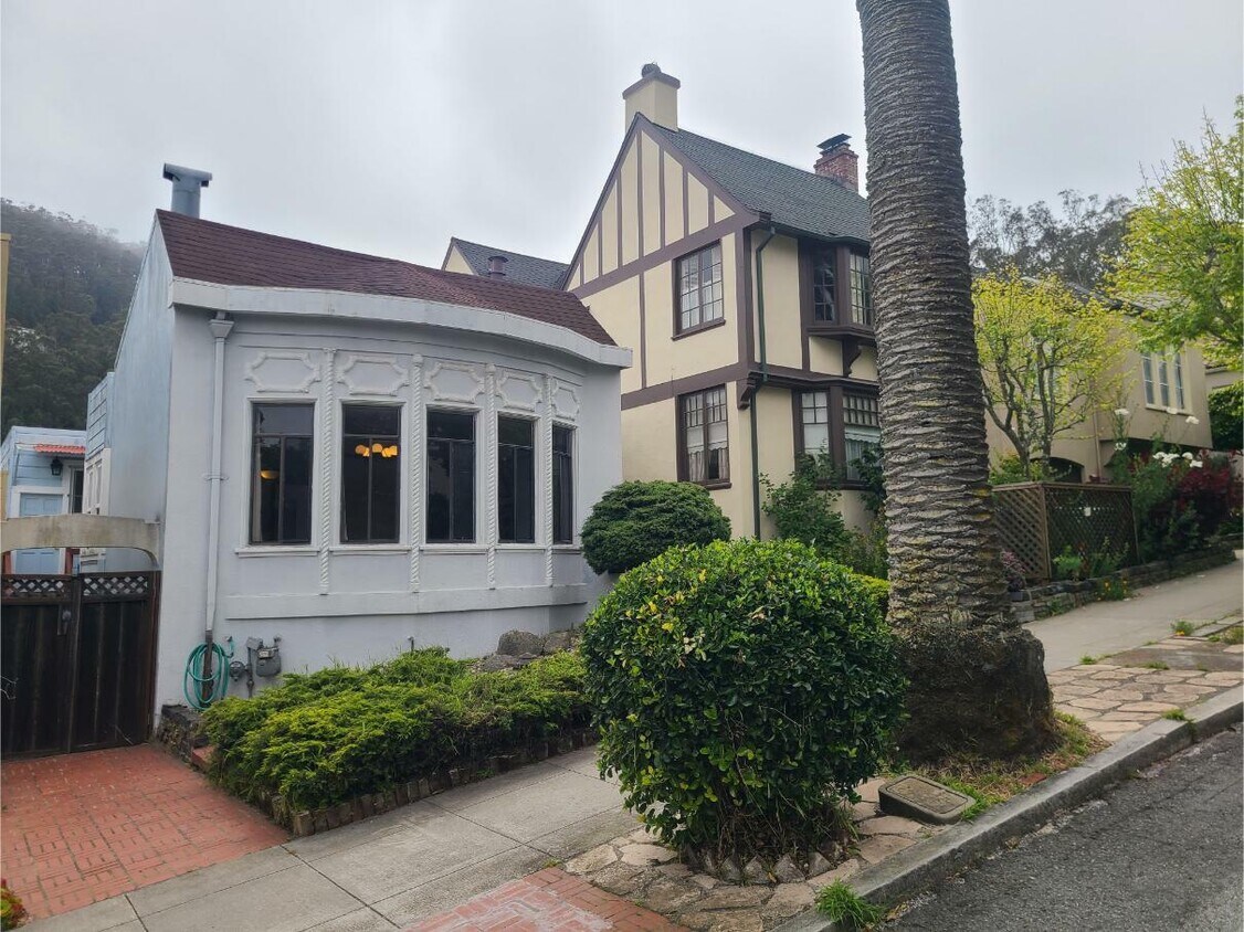Primary Photo - 1642 8th Ave