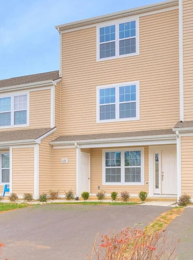 Building Photo - 645 Twisted Oak Dr NW