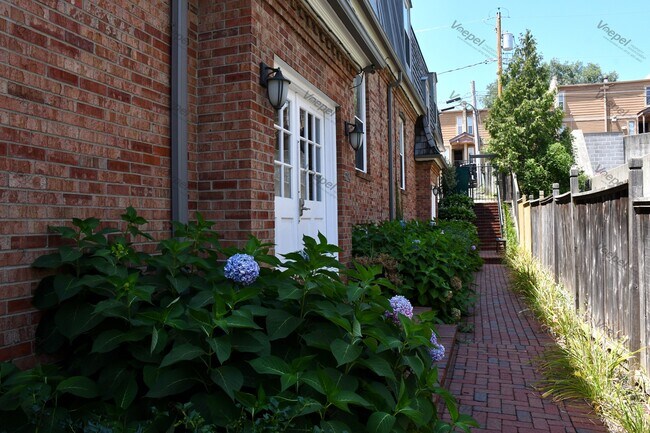 Building Photo - 4724 Belleview Ave