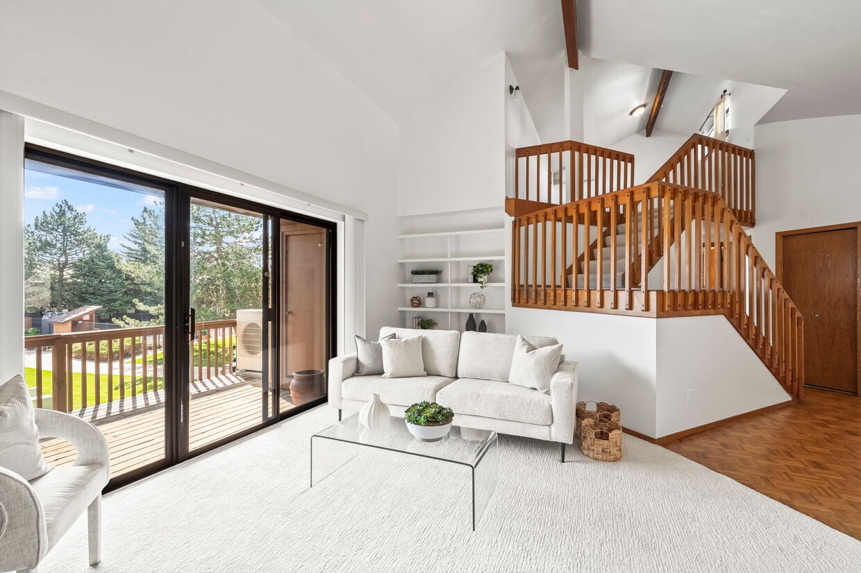 Vaulted Ceilings - 501 Manhattan Dr