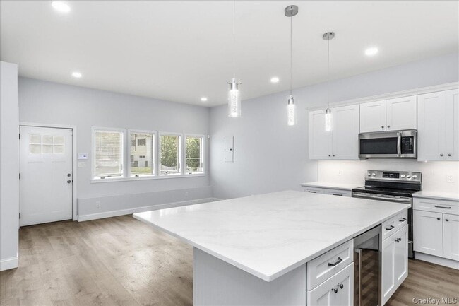 Building Photo - 534 Bellmore Rd