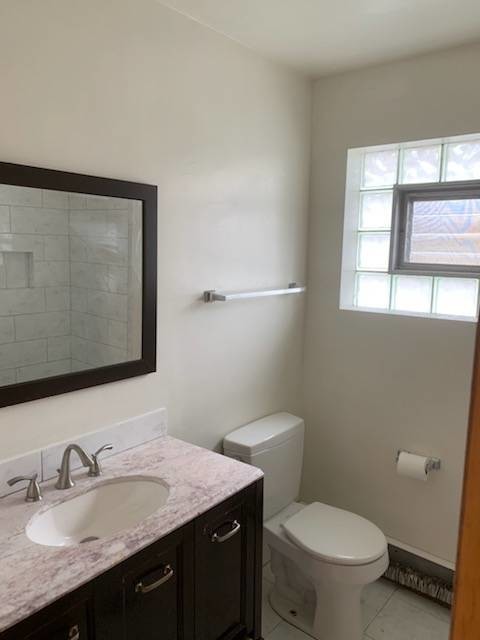 bathroom with tub - 5004 W Montrose Ave