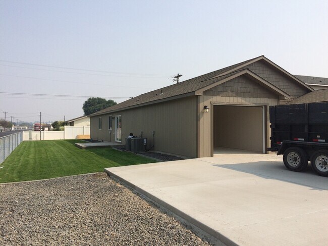 Building Photo - 1603 W Fern Dr