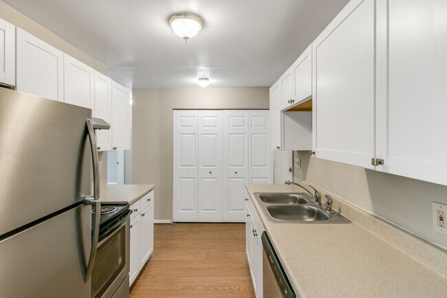 Foto del edificio - Renaissance Apartments (A to Z Properties LLC)