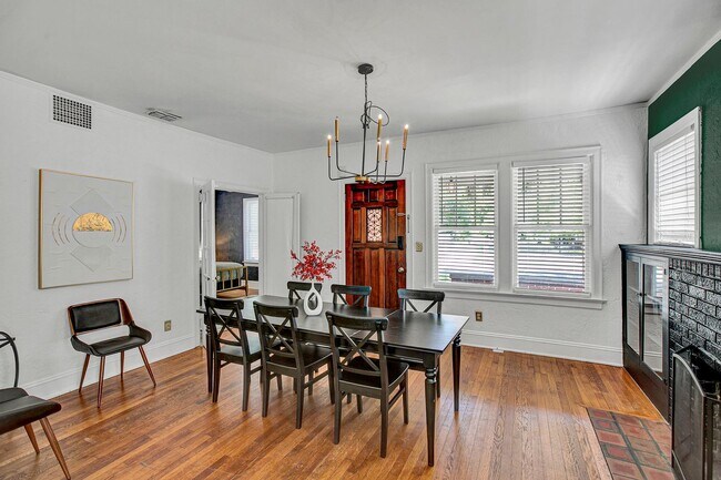 Foto del edificio - Fully furnished 4 bedroom/ 2 bathroom home...