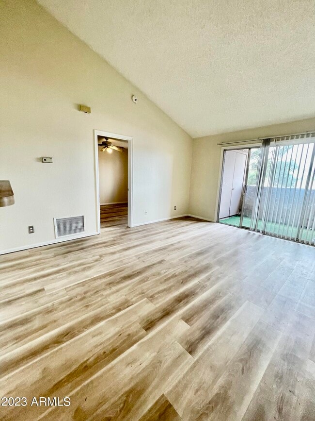 Building Photo - 623 W Guadalupe Rd