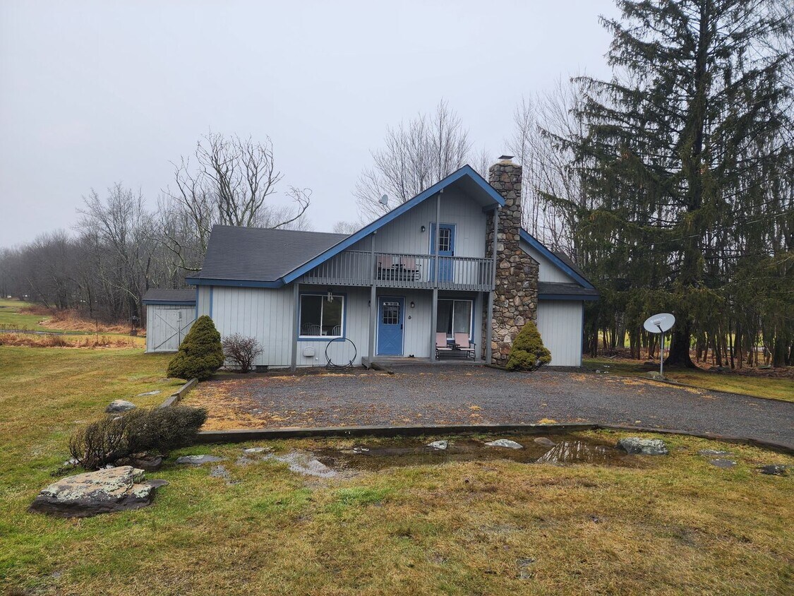 2913 S Fairway Dr, Lake Ariel, PA 18436 House Rental in Lake Ariel