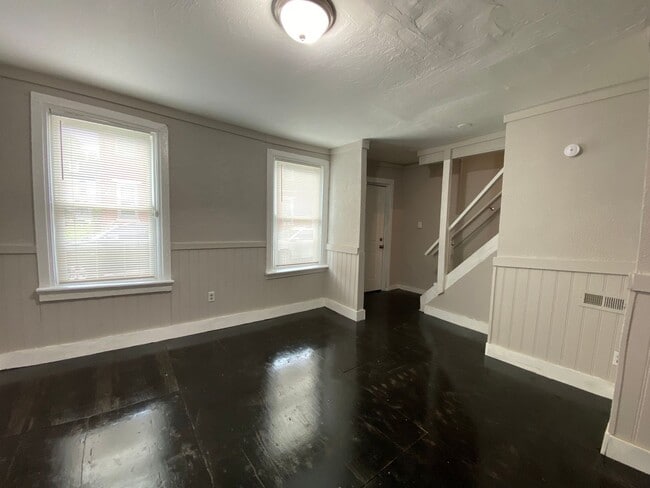 Foto del edificio - Cozy 3 bedroom in East York