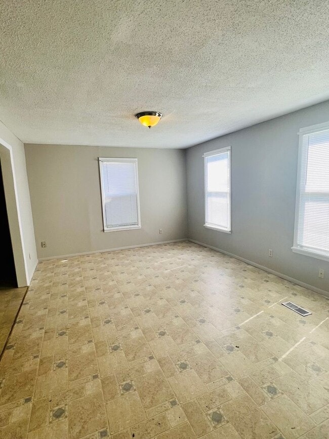 Foto del edificio - Spacious 2 Story Home